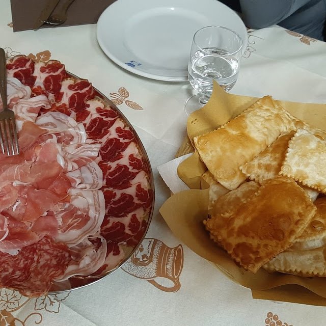 Torta Fritta Con Salumi E Zola