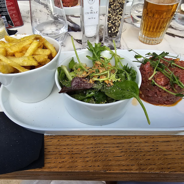 Steak Tartare Coupé Au Couteau