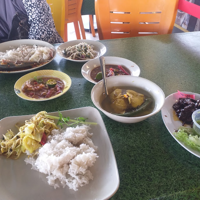 Nasi Campur Ulam Budu Dengan Daging Harimau Menangis