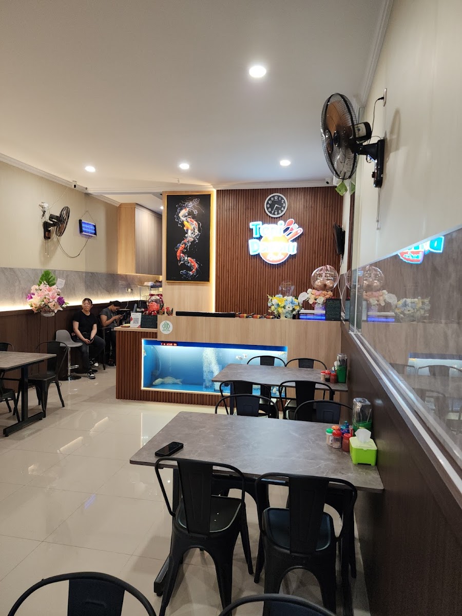 Tepi Danau Resto