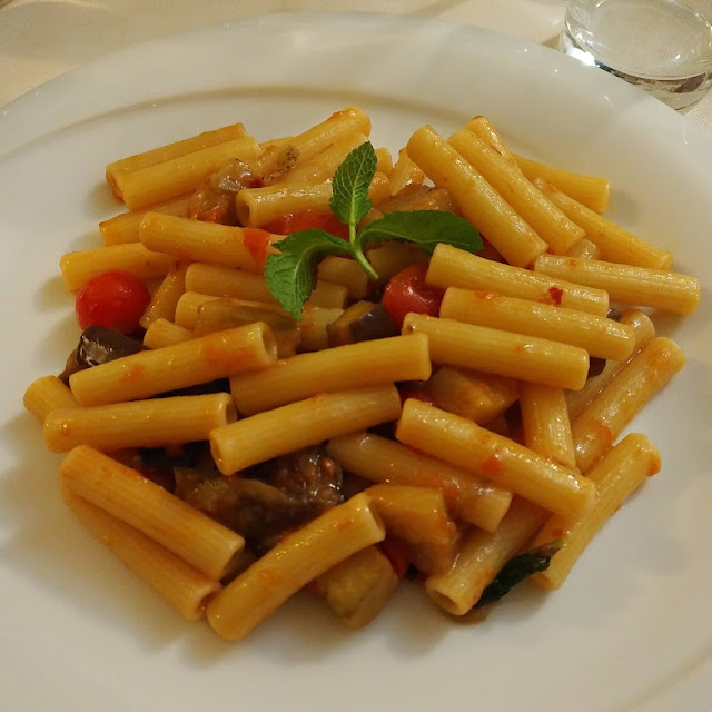 Maccheroni Melanzane Pomodorini Menta