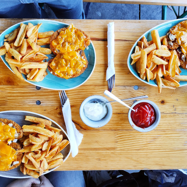 Champignon Cheese Schnitzel Mit Pommes