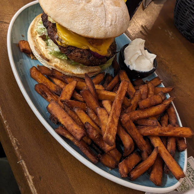 Burger Nach Wahl Mit Pommes Oder Salat