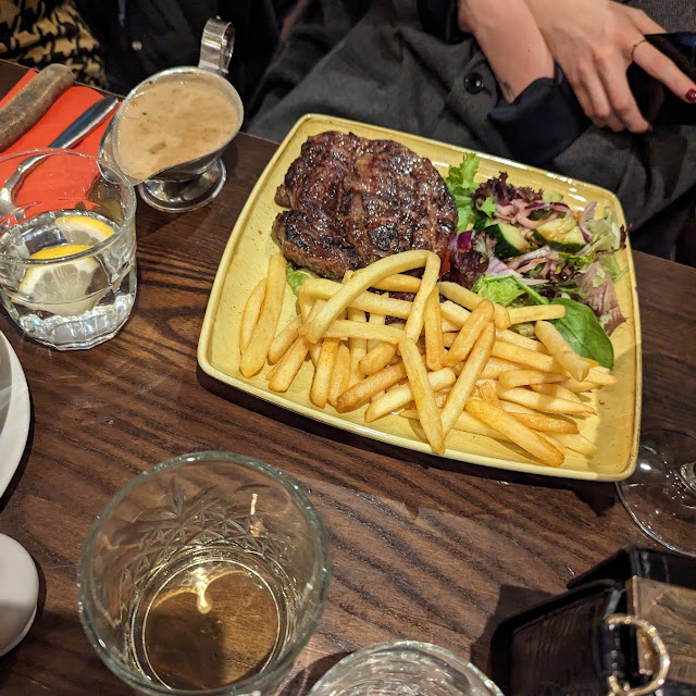 Con Insalata E Patatine