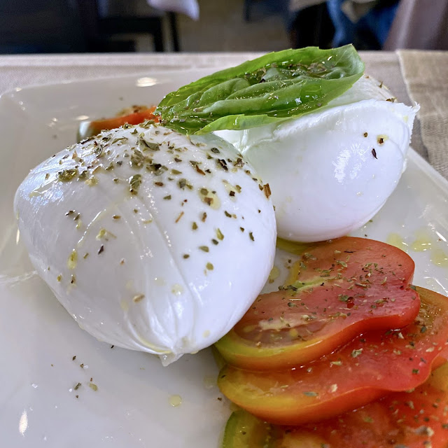 Burrata Pugliese Con Mix Di Carciofi E Pomodorini