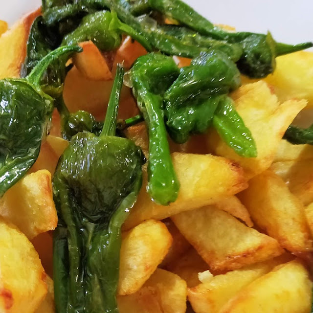 Patatas Fritas Y Pimientos de Padrón