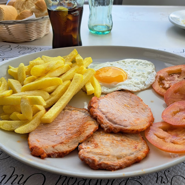 Combinado de Lomo Patatas Fritas Y Huevo Frito