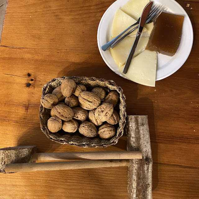 Queso Curado Con Membrillo Y Nueces