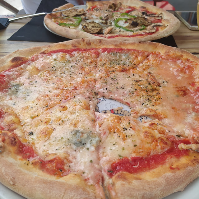 Pizza Cuatro Kesos Y Vegetariana
