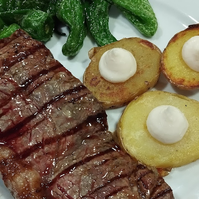 Entrecot Con Patatas Y Pimientos del Padrón