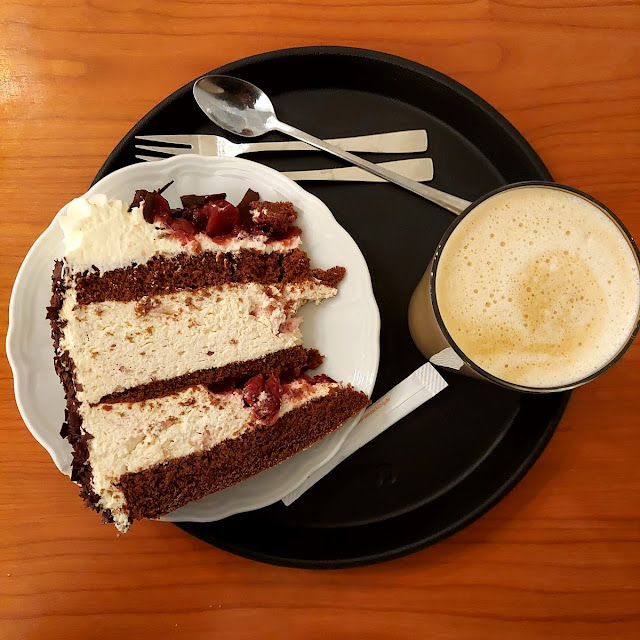 Tarta Selva Negra Y Café Con Leche