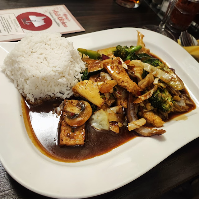 Rindfleisch Mit Champignons Zwiebeln Und Paprika