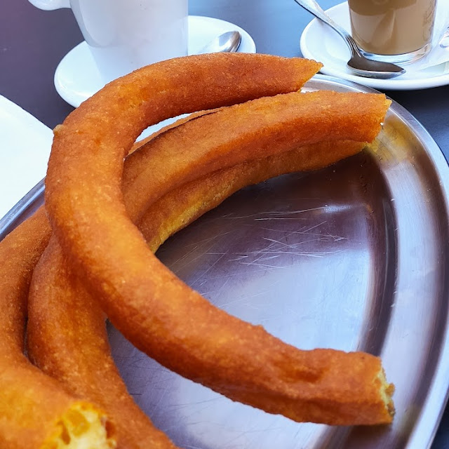 Coffee Con Leche Y Churros Con Chocolate