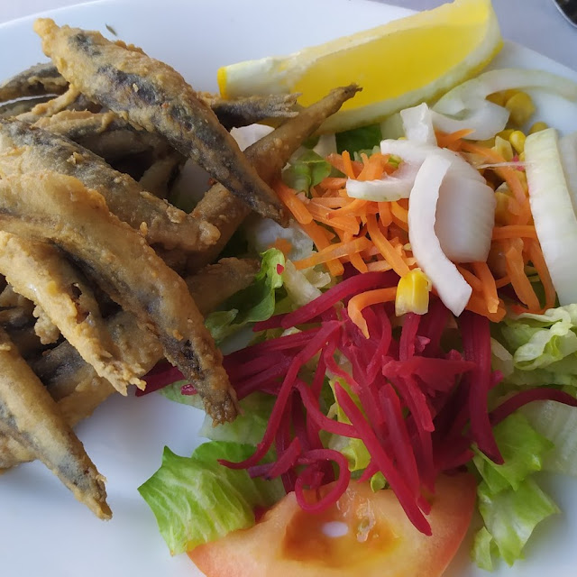 Boquerones Fritos Con Ensalada de Guarnición