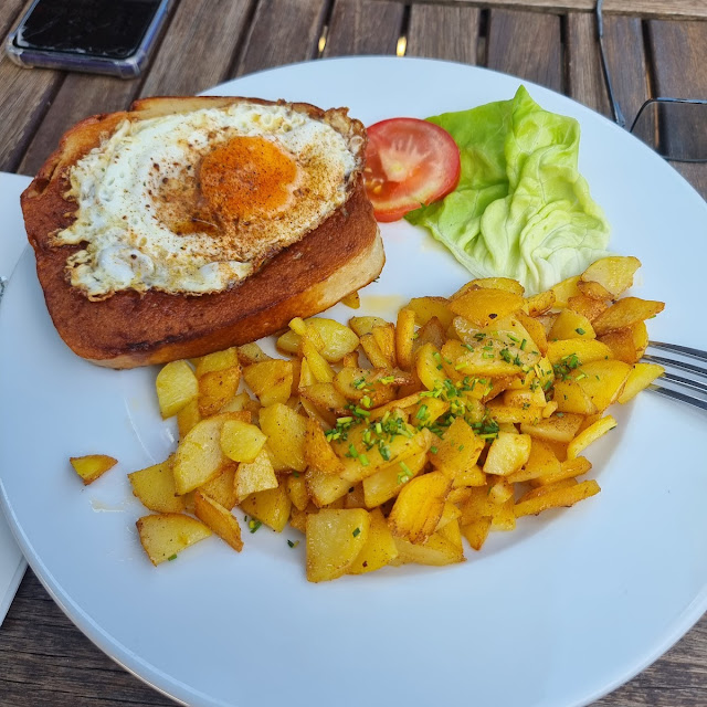 Gebratener Leberkäs Mit Spiegelei Und Kartoffelsalat