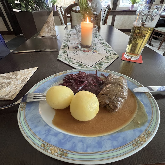 Schweinebraten Mit Wickelklößen Und Rotkohl