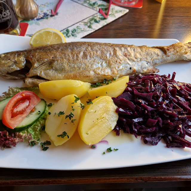 Forelle Mit Salzkartoffeln Und Rotkraut