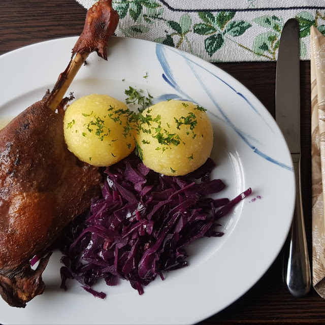 Martinsgans Mit Rotkohl Und Klößen