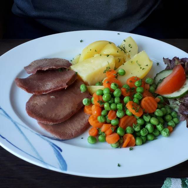 Rinderzunge Mit Kartoffeln Und Gemüse
