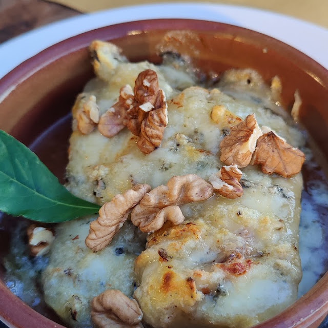 Pear with Blue Cheese and Honey