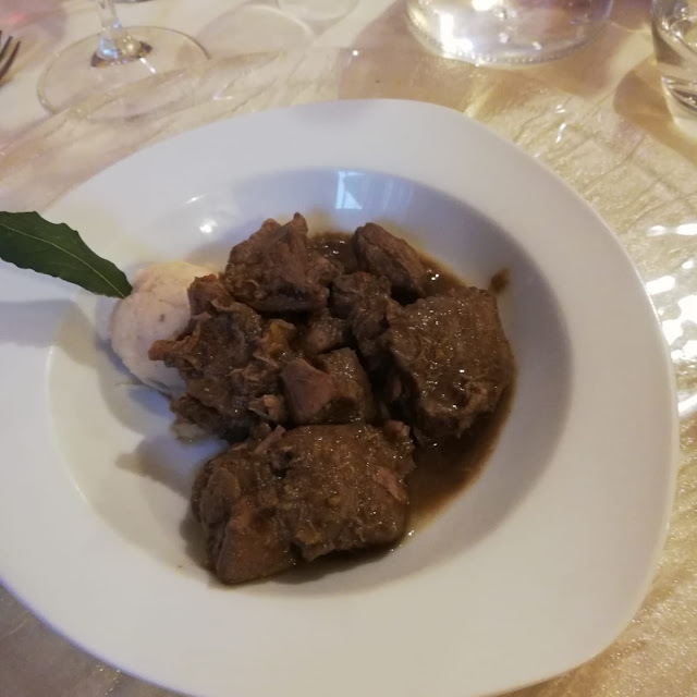 Capriolo In Umido Con Purea Di Fagioli Bianchi