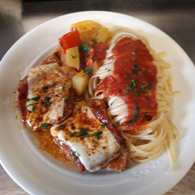 Linguine Al Pomodoro Con Scaloppine Della Casa Salat
