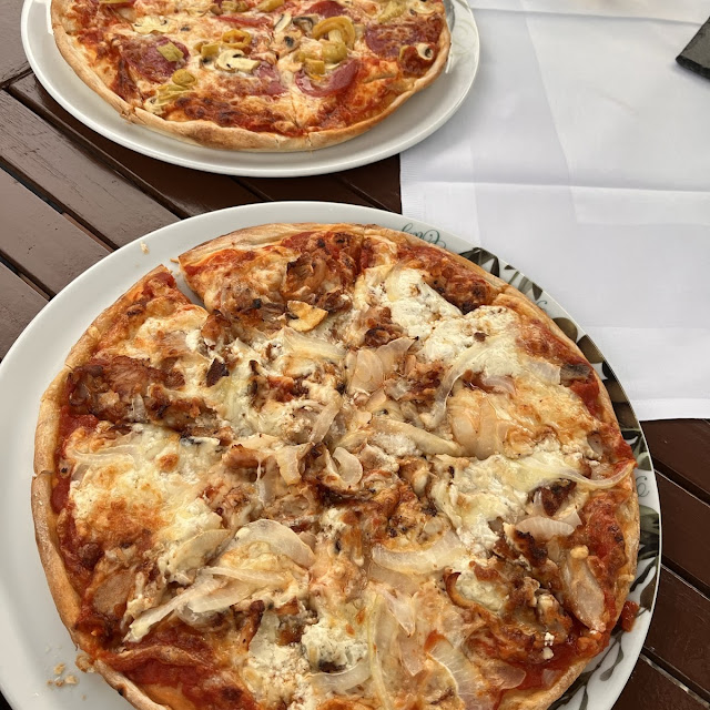 Hinten Klassikpizza Und Vorne Gyrospizza