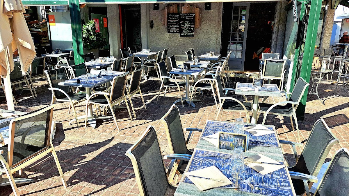 AU 10 PLACE DU MARCHE.