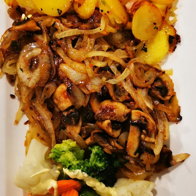 Holzfällerschnitzel Mit Bratkartoffeln