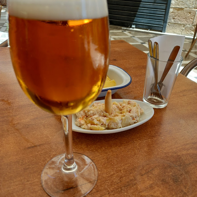 Tapa de Ensaladilla Rusa Con Generoso Aceite Virgen Extra