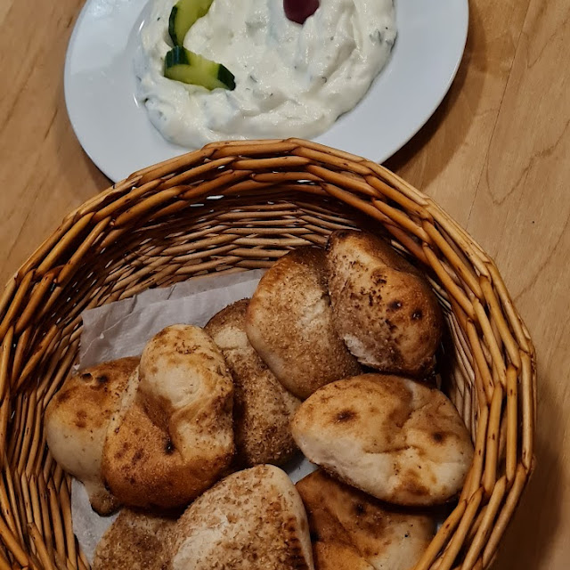 Pizza Rot Und Tsaziki