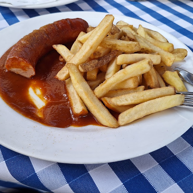 Currywurst Pommes