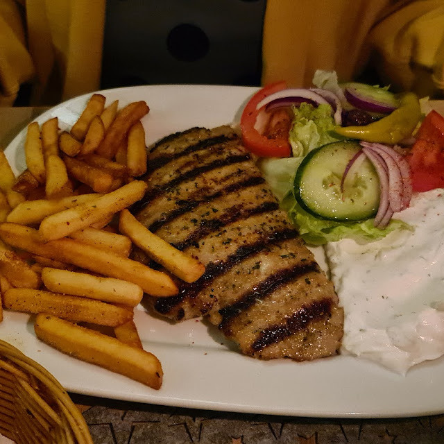 Bifteki Mit Pommes Und Zaziki