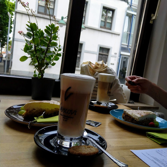 Apfelkuchen Und Ein Latte Macchiato