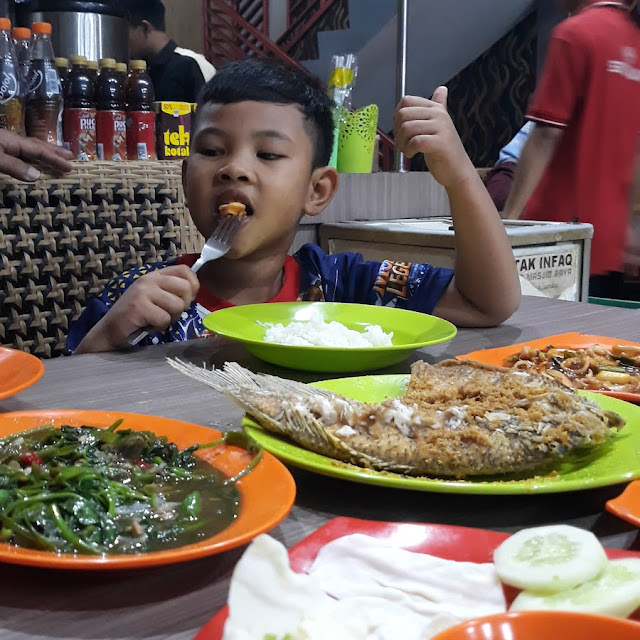Cah Kangkung Polos Dan Ikan Gurame Goreng