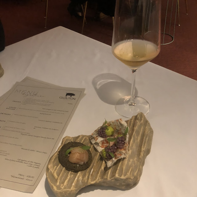 Torresmo de Pele de Peixe Zabaione de Cebolinha E Caviar de Azeitonas