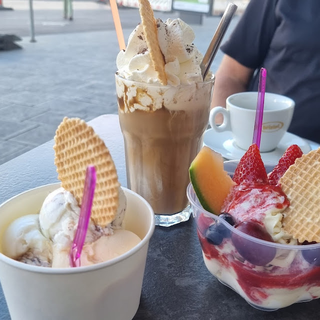Spaghetti Eis Mit Früchten Eiskaffee Eiskugeln Aus Der Theke