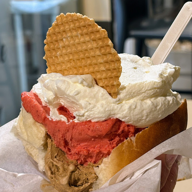Brioche Con Gelato Caffé Fragola E Panna