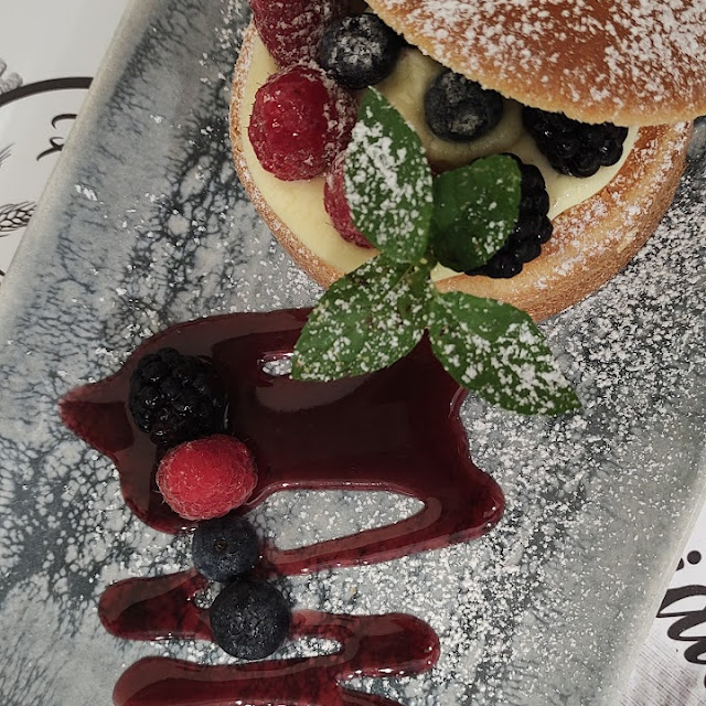 Panbrioche Con Crema E Frutti Di Bosco