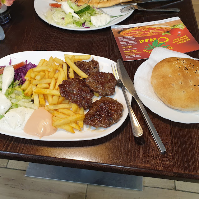 Köfte Mit Pommes Und Salat