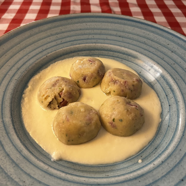 Canederli Con Fonduta Di Formaggio