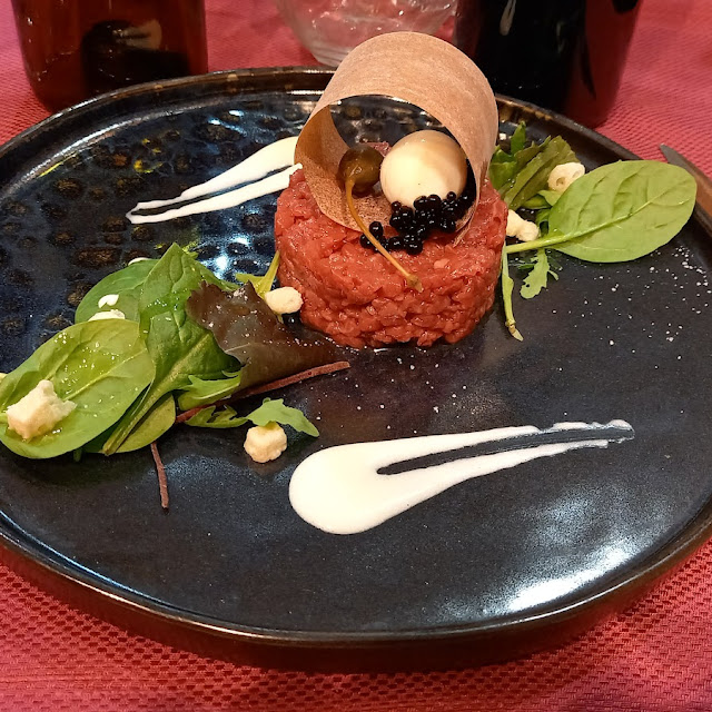 Tartare Di Chianina Uovo Di Quaglia Pop Corn Di Parmigiano Caviale Di Aceto Balsamico