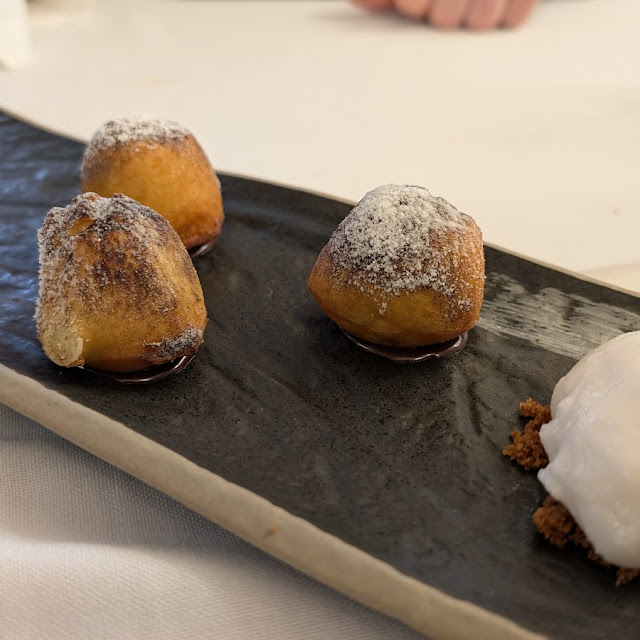Bunyols De Xocolata Amb Sorbet De Coco