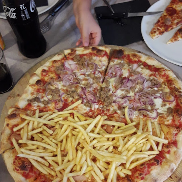 Pizza Tonno E Cipolla E Patatine Con Wurstel