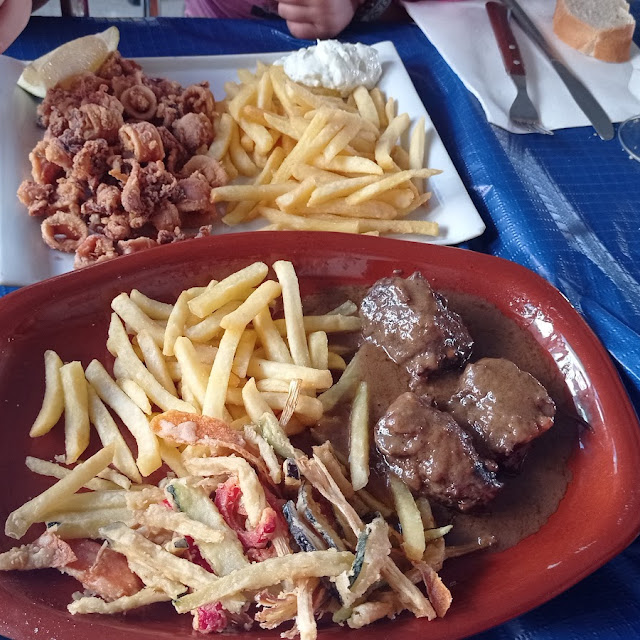 Carrillada En Salsa Y Calamares Fritos