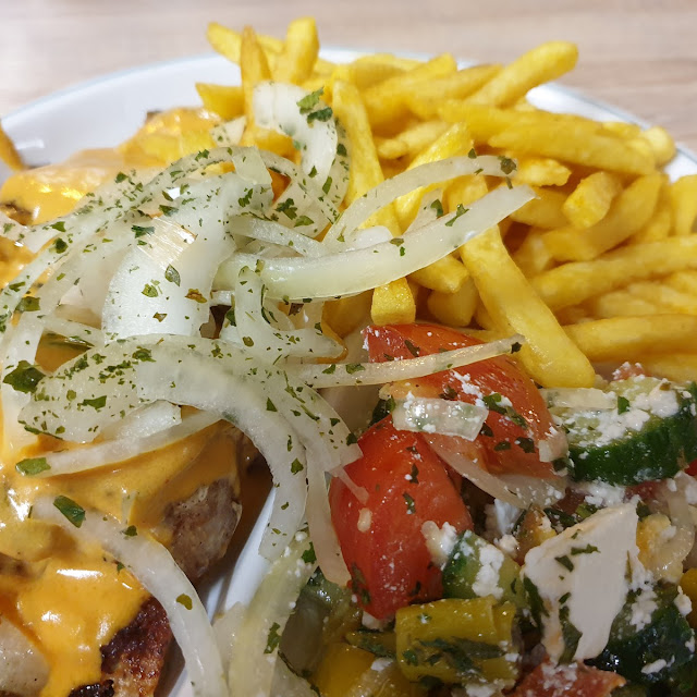 Schweinefiletröllchen Mit Fetakäse Gefüllt Mit Metaxasauce Und Einem Kleinen Gemischten Salat