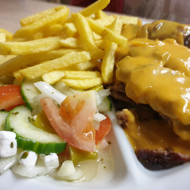 Filetteller Mit Pommes Und Bauernsalat