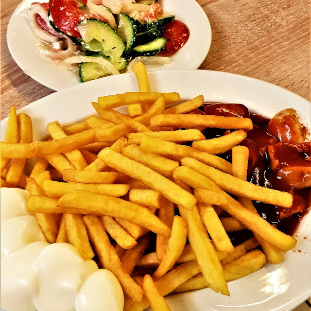 Portion Pommes Frites Mit Currywurst