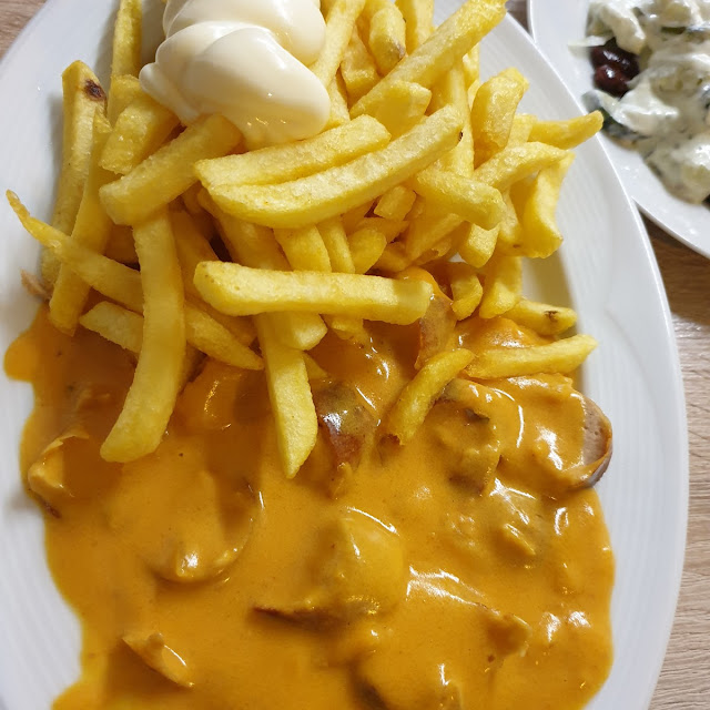 Pommes Mit Bratwurst Und Metaxasauce