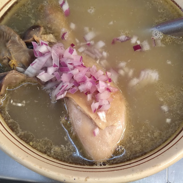 Pierna de Gallina En Caldo Con Garbanzos Y Arroz Blanco